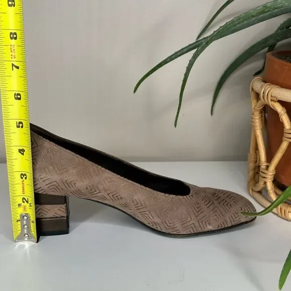 Vtg Salvatore Ferragamo Block Heel Pumps Geometric Embossed Suede Italy Made 9 - Picture 10 of 11